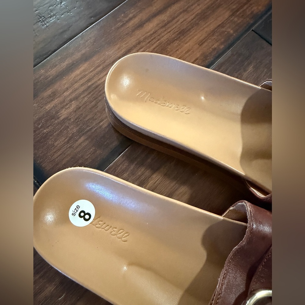 The Dayna Buckle-Strap Sandals
Woman’s size 8 - Picture 3 of 4